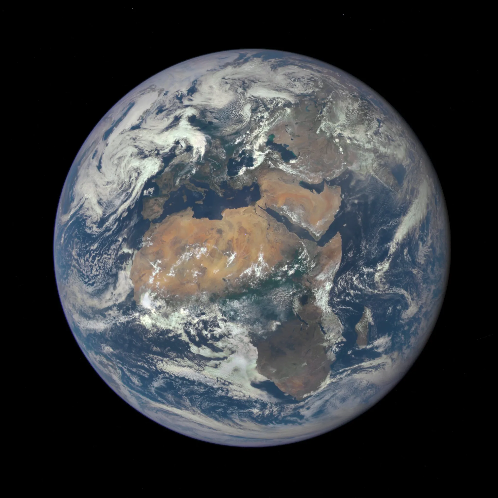 Ang buong mundo na nakita mula sa malalim na espasyo, kasama ang Africa at Europa sa liwanag ng araw.
