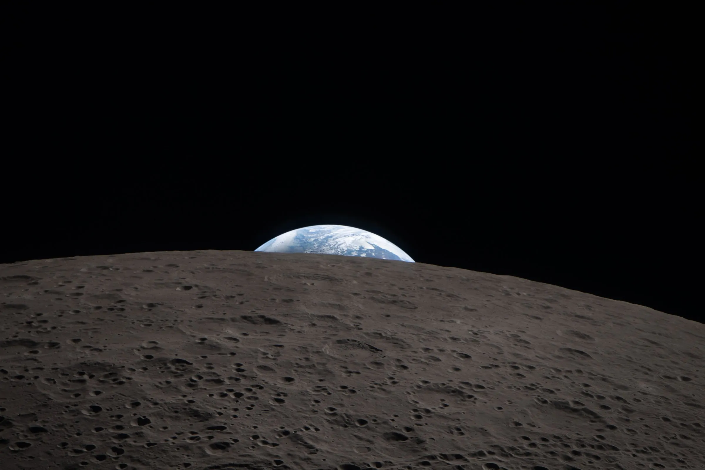 Sacara umum, Bulan digambarkeun minangka planét anu rada lemes.