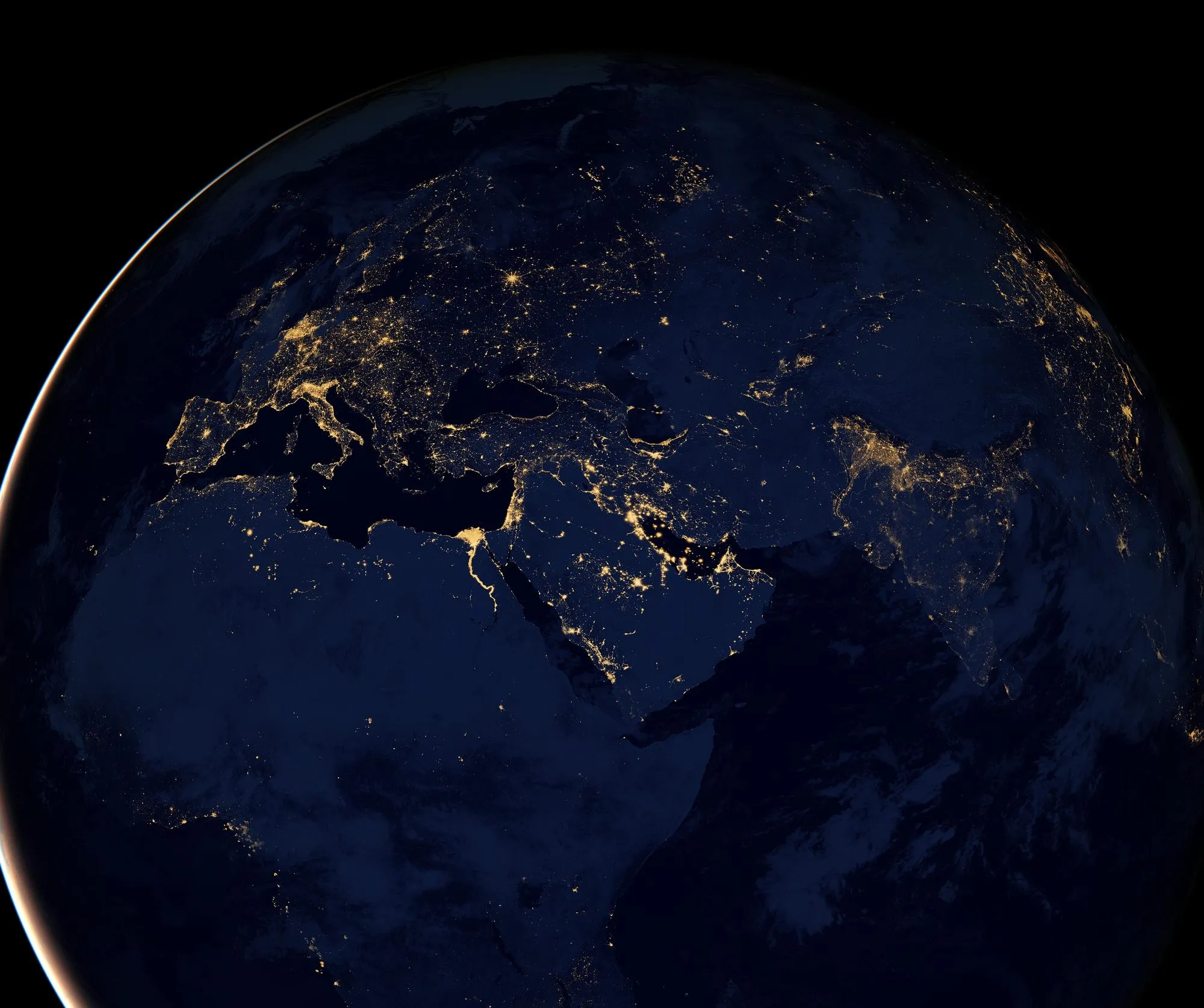 Europa, Àfrica i l'Orient Mitjà de nit vista des de l'espai, amb llums de ciutat col·locades al llarg de les costes i els rius.