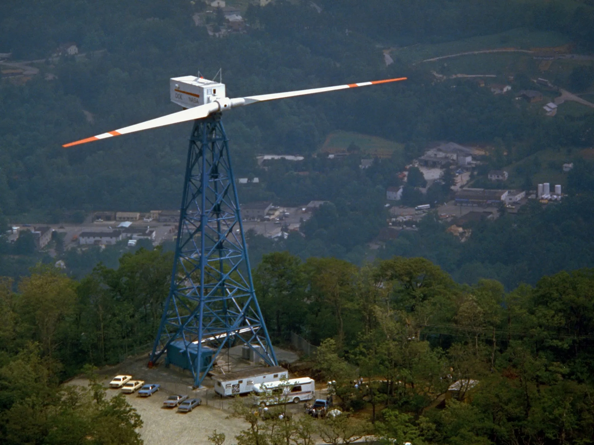 Turbin angin Mod-1 diwangun ku NASA dina puncak bukit di Boone, North Carolina, taun 1979.