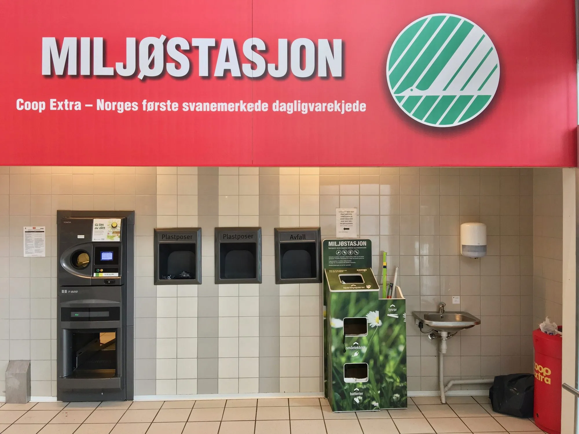 Norwegiýa supermarketiniň diwaryna oturdylan, Miljøstasjon diýen ýazgyly rewers-vending maşyny.