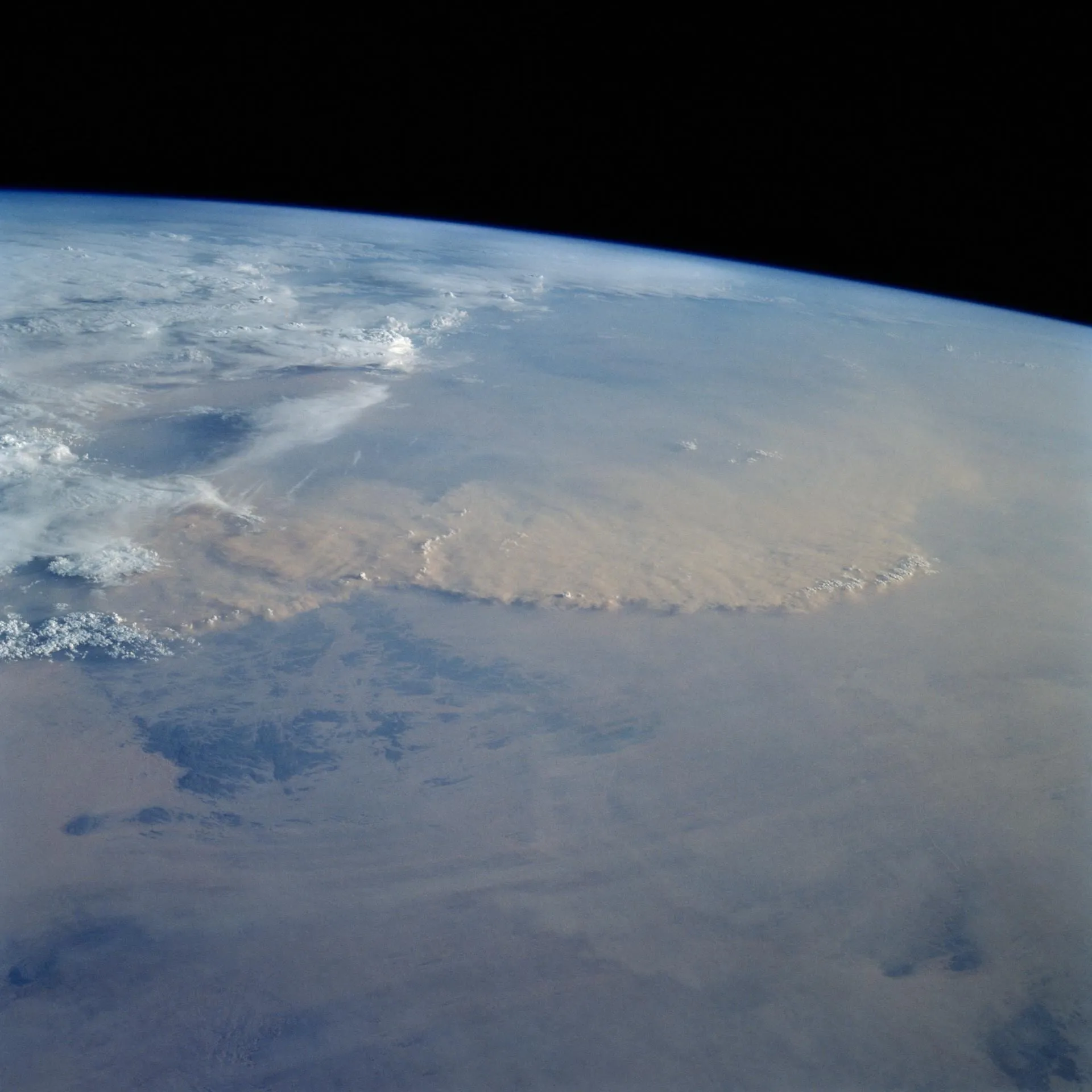 Ein Staubsturm über der Sahara an der Grenze von Algerien und Niger.