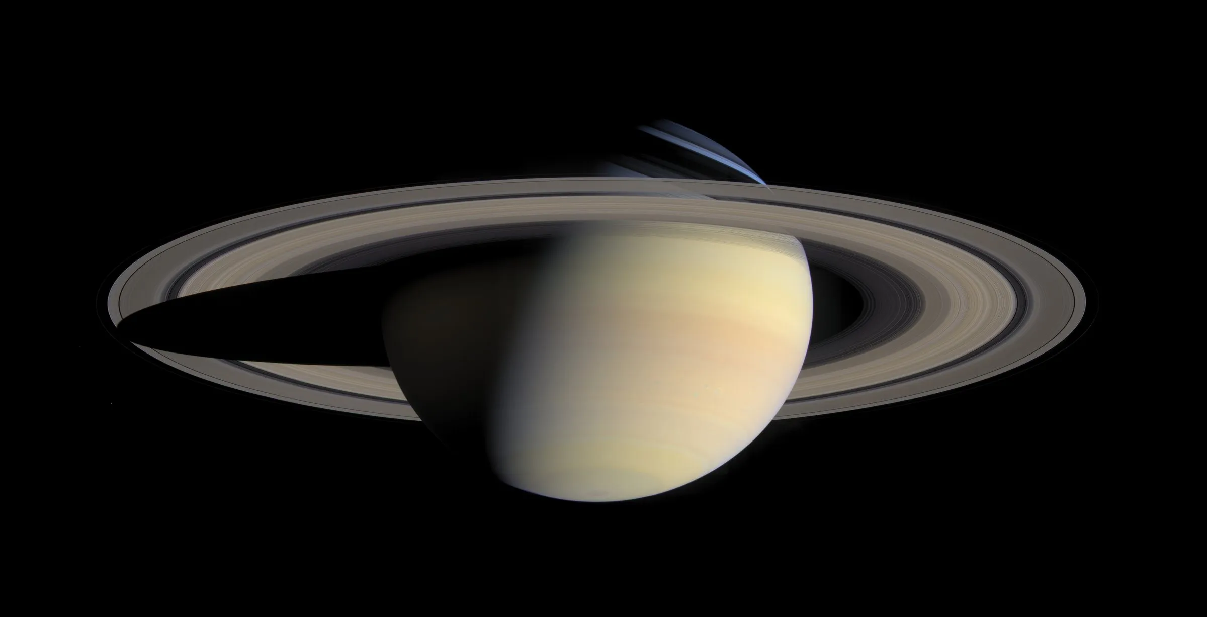 Saturnus lan cincin-cincinna ing warna alami, mosaik Cassini.