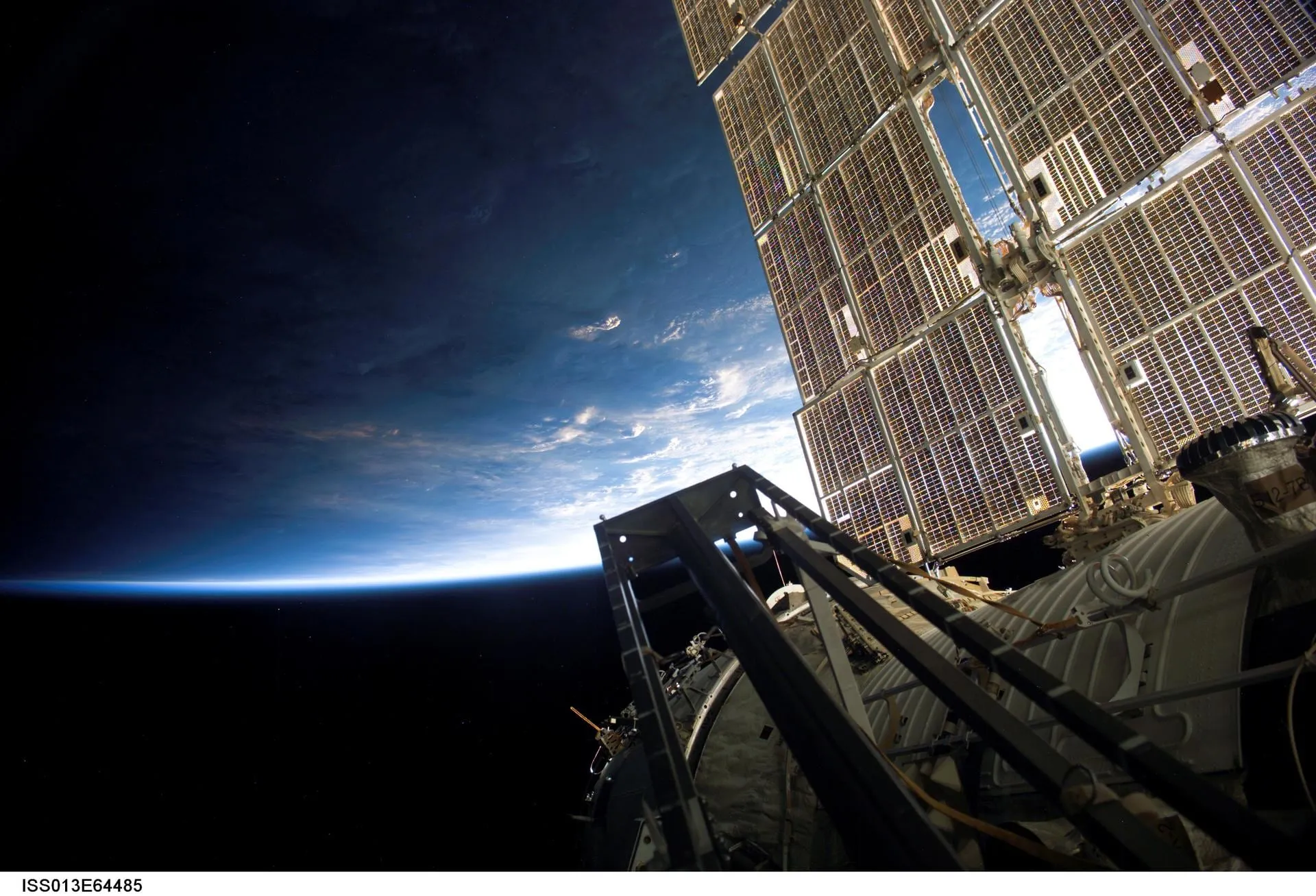 Die Solaranlagen der Station gegen den Horizont der Erde.